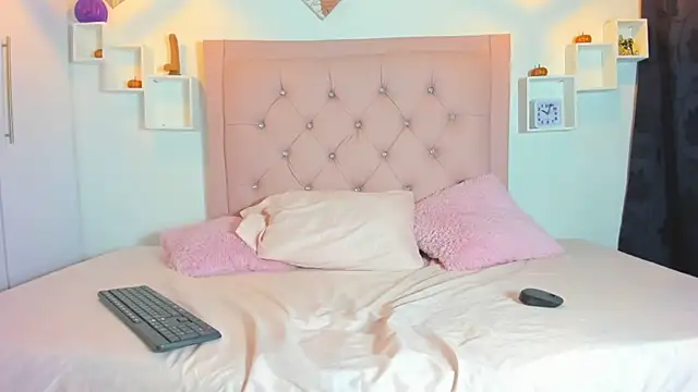 Mia Suarezzz online show from October 17, 2025, 12:25 am