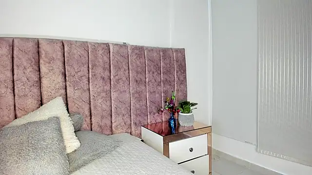 Ambeer fox  online show from April 22, 2026, 1:45 pm