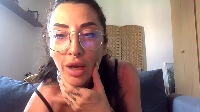 nikkaanderic online show from May 25, 2026, 2:01 pm