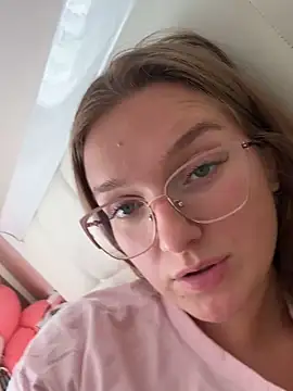 Bellatrisssaa online show from September 21, 2025, 9:55 am