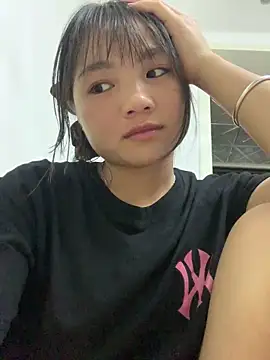 Emlyly-18 online show from September 19, 2025, 2:40 pm