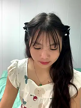 Emlyly-18 online show from October 12, 2025, 3:16 am