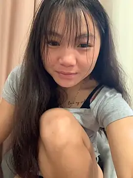 Emlyly-18 online show from October 13, 2025, 1:27 am