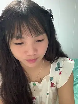 Emlyly-18 online show from October 15, 2025, 1:33 pm