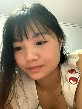 Emlyly-18 online show from October 23, 2025, 6:06 pm