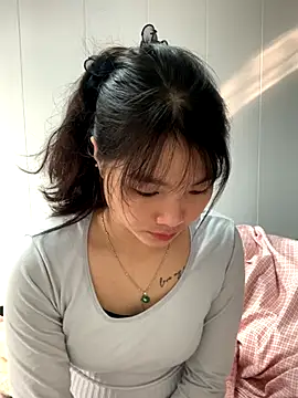 Emlyly-18 online show from November 15, 2025, 1:36 am