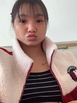 Emlyly-18 online show from December 5, 2025, 6:00 am