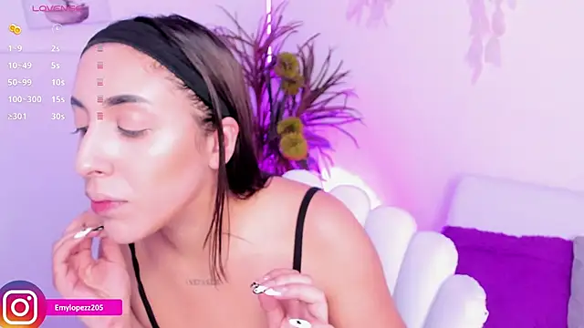 Emylopezz online show from November 26, 2025, 9:05 pm