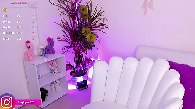 Emylopezz online show from November 30, 2025, 2:43 pm