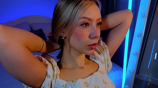 LumMina online show from April 24, 2026, 2:58 am