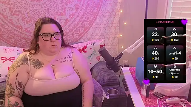 brookenicole3003 online show from May 11, 2026, 8:39 pm
