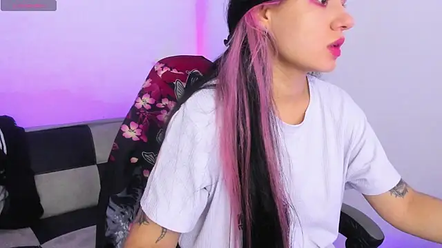 GwenHazel online show from October 2, 2025, 12:23 pm