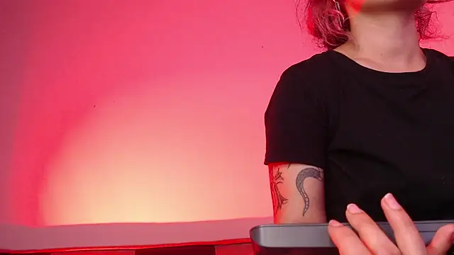 GwenHazel online show from November 19, 2025, 11:10 am