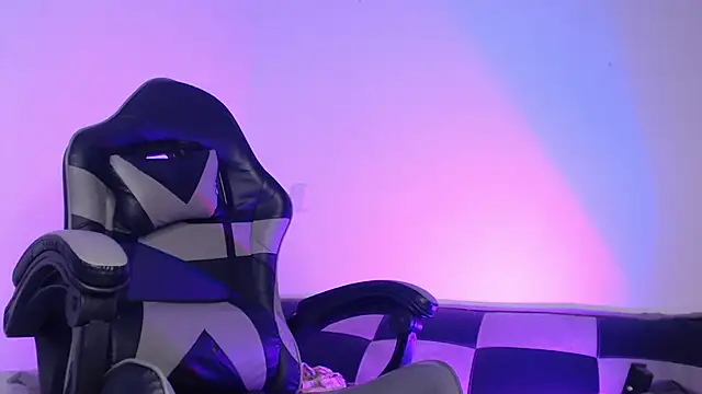 GwenHazel online show from December 3, 2025, 11:41 am