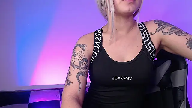 GwenHazel online show from December 4, 2025, 11:19 am