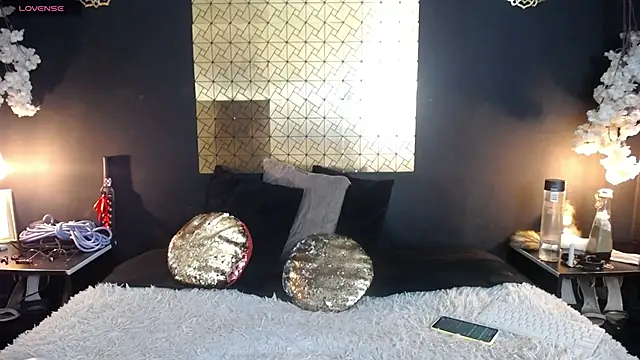 kinky momm online show from December 1, 2025, 2:11 pm