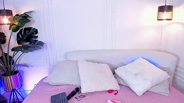 Dafne Hillss online show from November 10, 2025, 1:43 pm