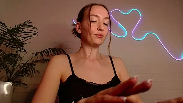 WhitePrincessLuna online show from April 19, 2026, 6:10 pm