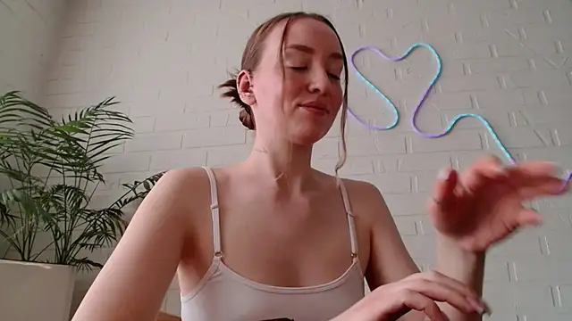 WhitePrincessLuna online show from April 27, 2026, 1:42 pm