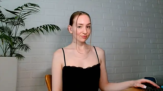 WhitePrincessLuna online show from June 18, 2026, 2:32 pm