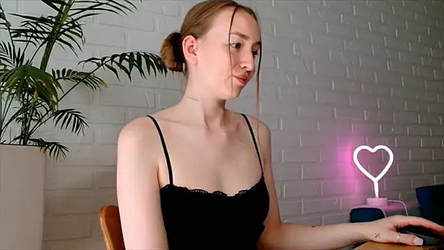Snapshot of WhitePrincessLuna chatting on July 6, 2026, 12:35 pm WhitePrincessLuna online show from July 6, 2026, 12:35 pm