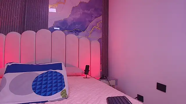 abbyrouss  online show from April 15, 2026, 3:13 am