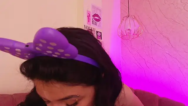 april bennett online show from November 21, 2025, 1:10 pm