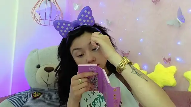 april bennett online show from November 27, 2025, 1:02 pm