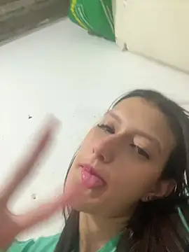 Caroline daring online show from June 12, 2026, 3:05 am