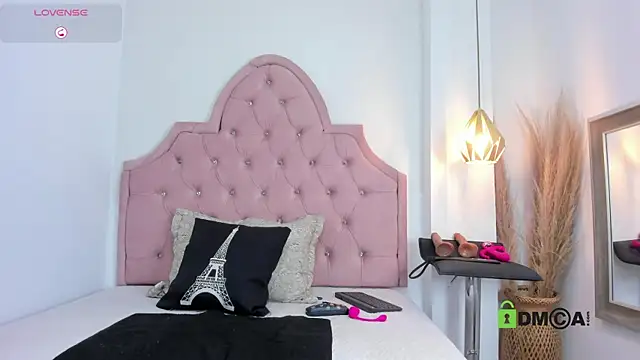 Caroline daring online show from June 30, 2026, 1:12 pm