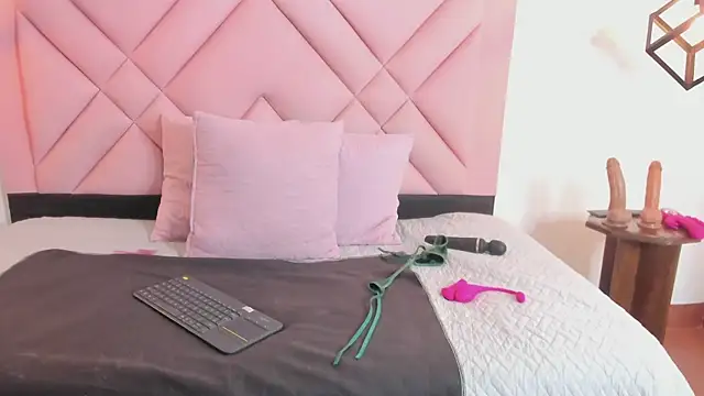 Caroline daring online show from July 6, 2026, 3:03 pm