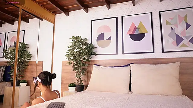 VictoriaShelby online show from April 9, 2026, 11:37 am