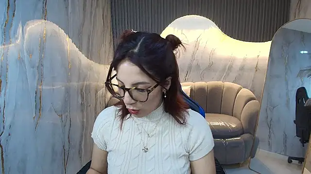 nadia r  online show from June 19, 2026, 7:39 pm