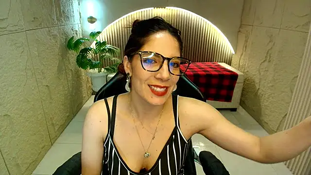 nadia r  online show from July 16, 2026, 8:04 pm