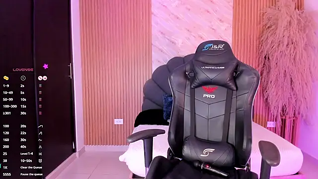 ashly moonn online show from October 6, 2025, 3:09 pm