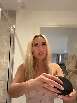 SexySaraxxoo online show from April 18, 2026, 10:08 am