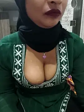 Itz Mayra  online show from November 23, 2025, 9:25 pm