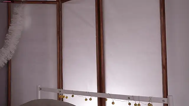 Snapshot of glowwww_ chatting on December 4, 2025, 8:17 pm glowwww online show from December 4, 2025, 8:17 pm