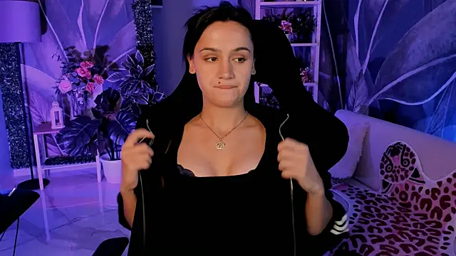 MonicaFarmer online show from September 19, 2025, 5:24 pm