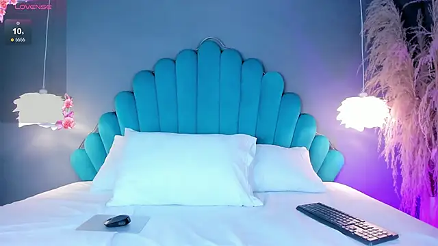 LunaBloomn online show from October 11, 2025, 5:33 pm