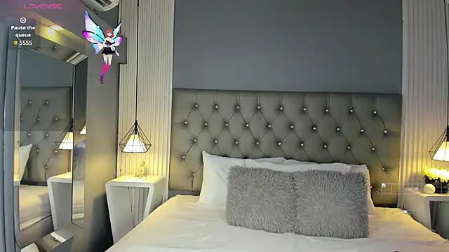 LunaBloomn online show from November 9, 2025, 12:03 pm