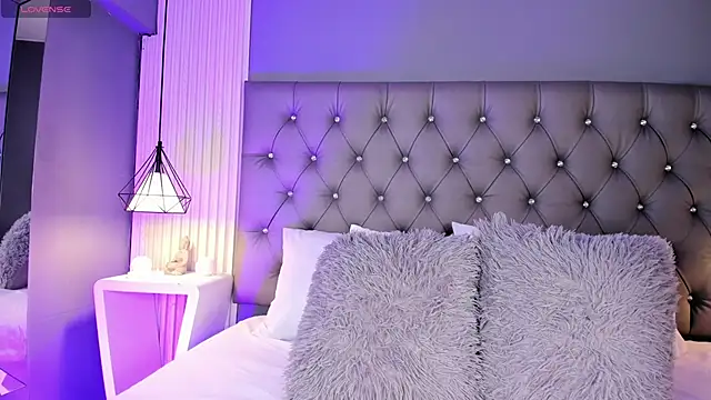 LunaBloomn online show from February 10, 2026, 5:06 pm