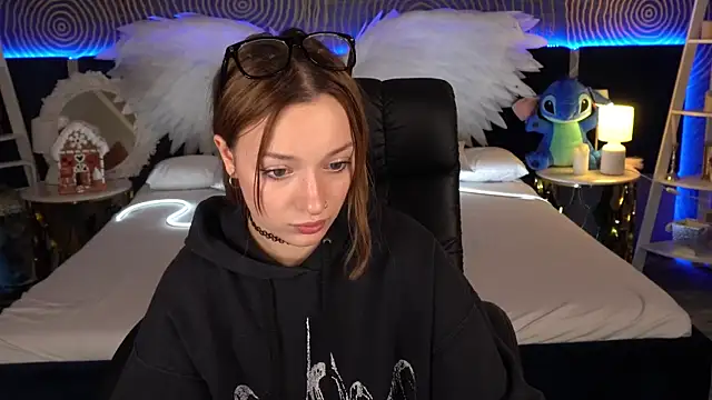 FoxyMayy online show from December 3, 2025, 2:15 pm