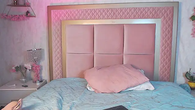 Lunabellee  online show from March 6, 2026, 8:27 pm