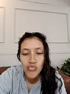 ArielBlossom    online show from October 2, 2025, 11:17 am