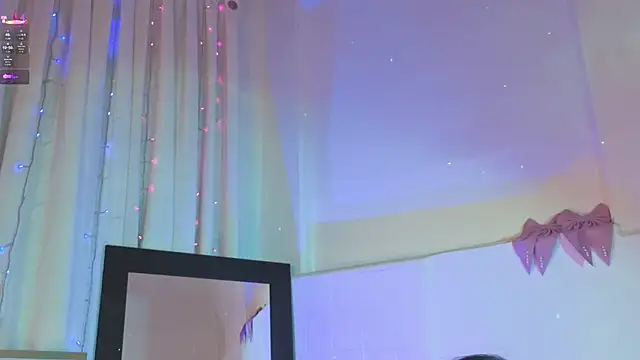 ashlynnlowe  online show from April 19, 2026, 10:12 pm