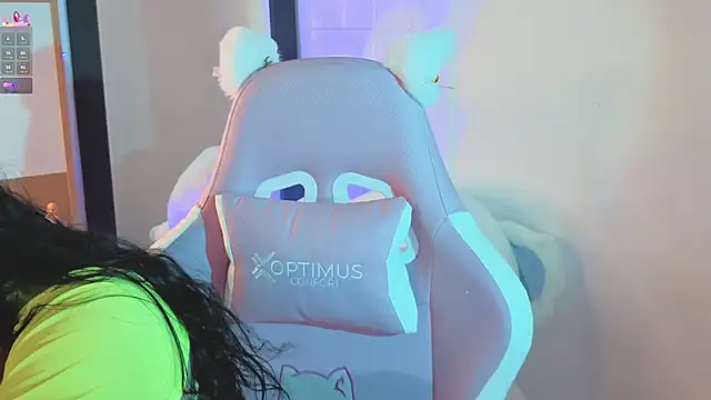 ashlynnlowe  online show from April 22, 2026, 10:22 pm