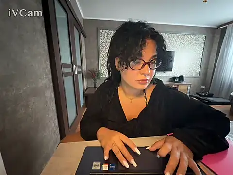 Snapshot of Aveliia chatting on July 27, 2026, 8:43 am Aveliia online show from July 27, 2026, 8:43 am