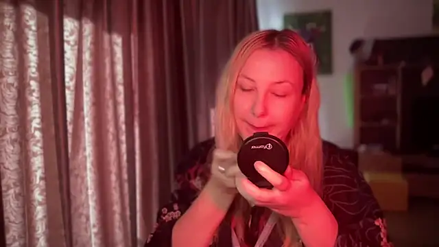 Snapshot of BikiHellena chatting on November 9, 2025, 8:12 am BikiHellena online show from November 9, 2025, 8:12 am