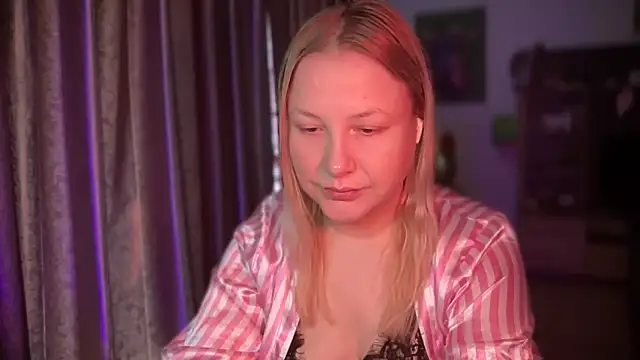 Snapshot of BikiHellena chatting on April 7, 2026, 8:26 am BikiHellena online show from April 7, 2026, 8:26 am